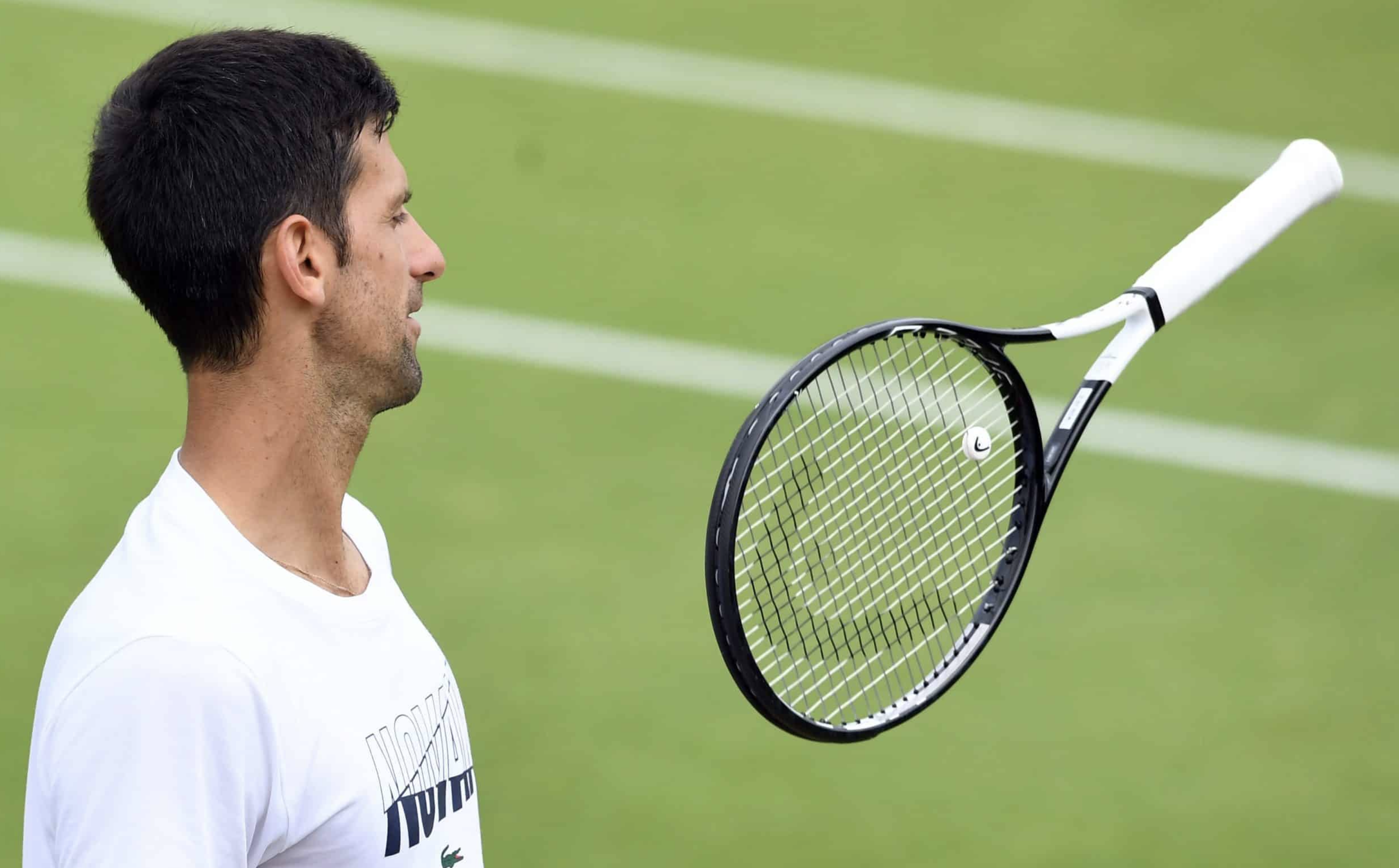 ¿Por qué la raqueta de Novak Djokovic fue subastada en más de 107,000 dólares?