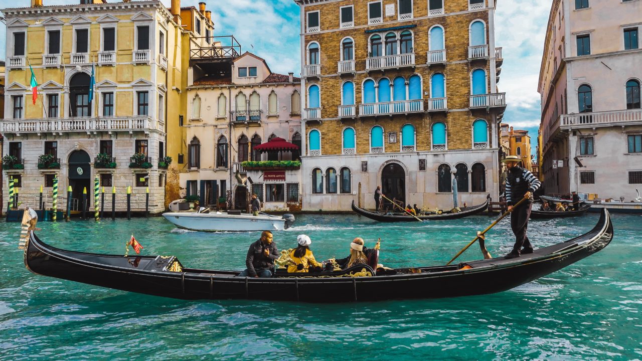 Turistas cayeron al agua en Venecia tras volcar la góndola en la que viajaban