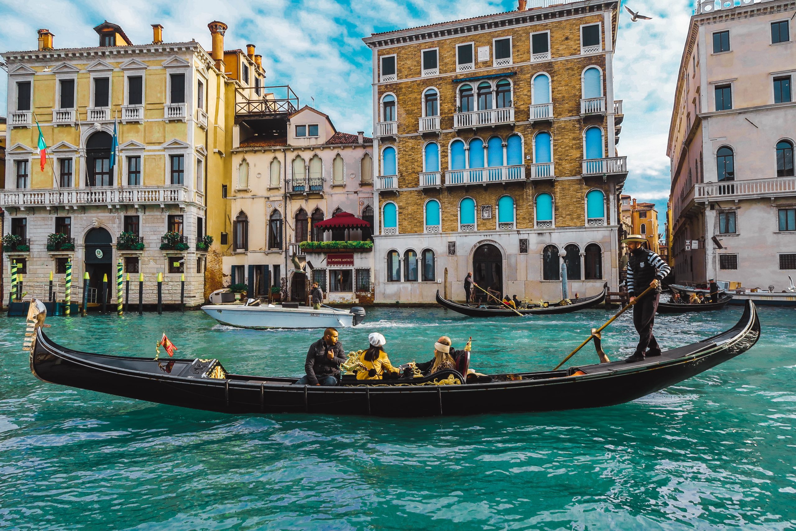 Turistas cayeron al agua en Venecia tras volcar la góndola en la que viajaban