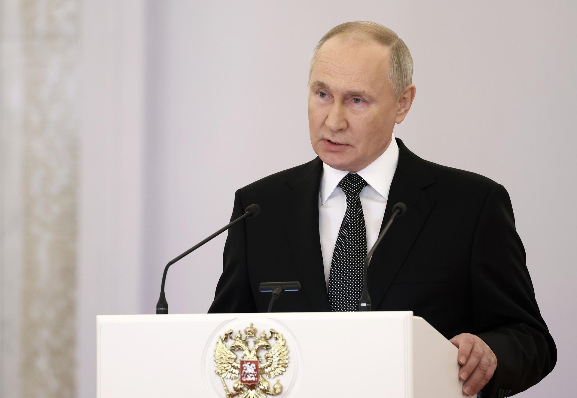 Putin promulga ley que permite confiscar bienes por difundir noticias falsas del ejército