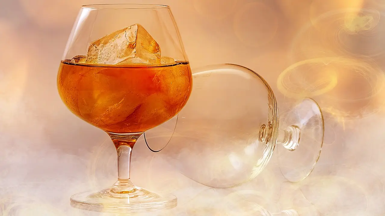 China responde a restricciones europeas a autos eléctricos con aranceles al brandy; la UE recurre a la OMC