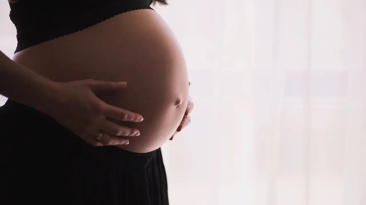 Futuras madres quedan sin opciones ante mensajes falsos sobre el acetaminofén, alerta especialista