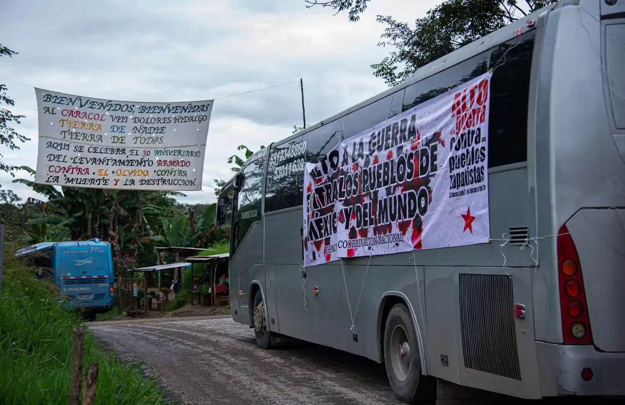 Caravana llega a territorio zapatista para 30 aniversario del EZLN