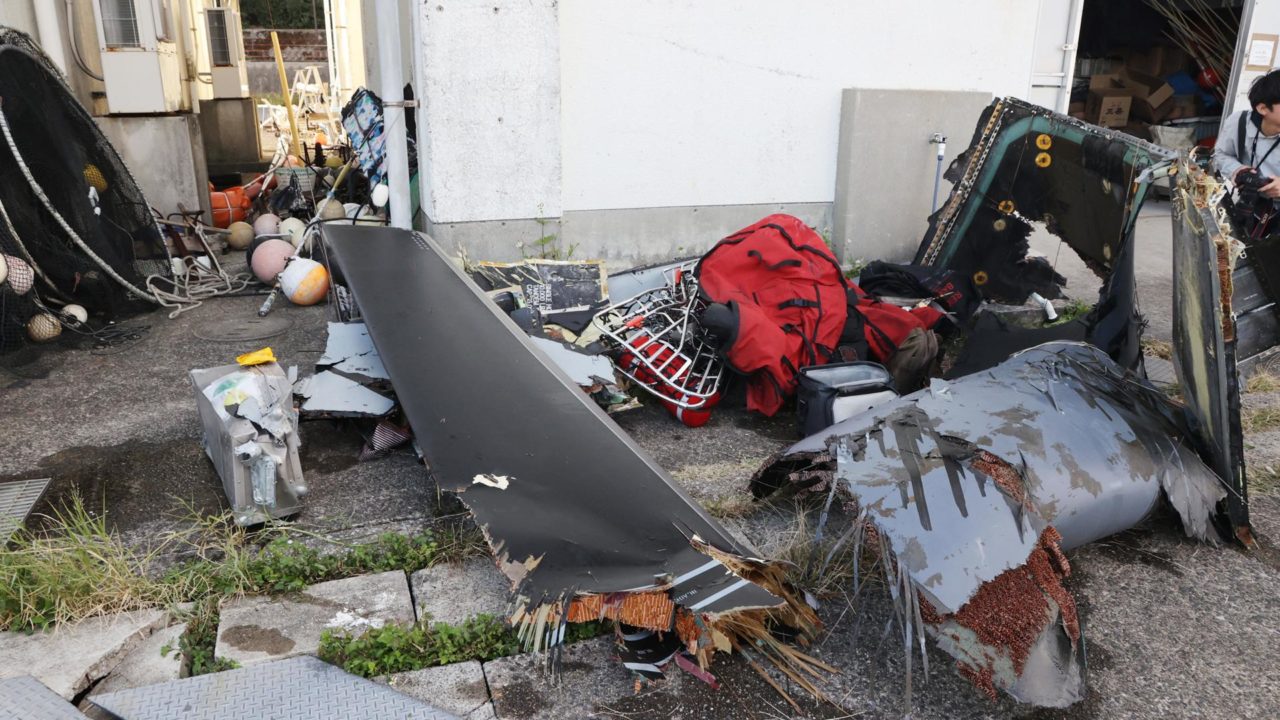 Hallan restos de aeronave de EU y su tripulación tras accidente en aguas niponas