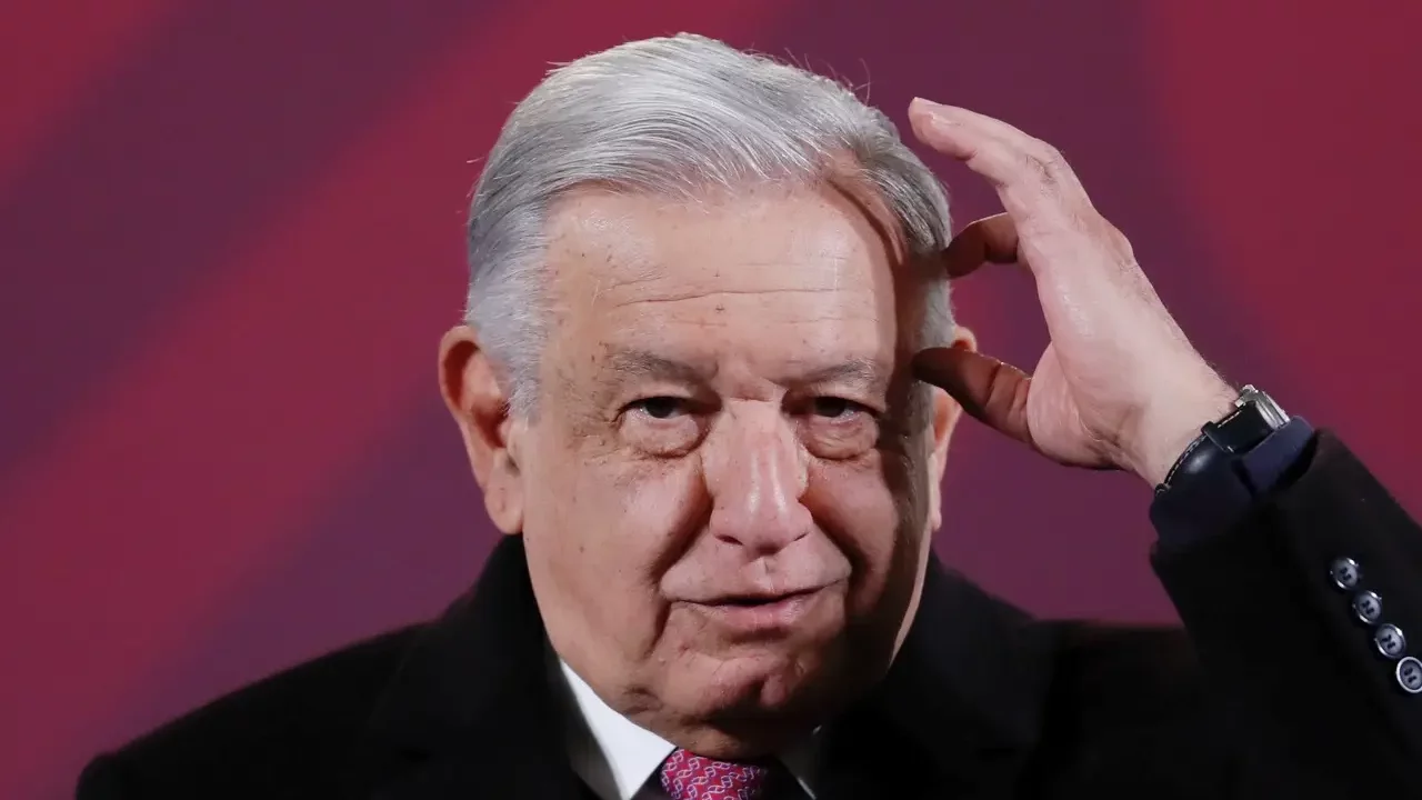 AMLO defiende las refinerías de Pemex ante críticas de Gálvez y Álvarez Máynez
