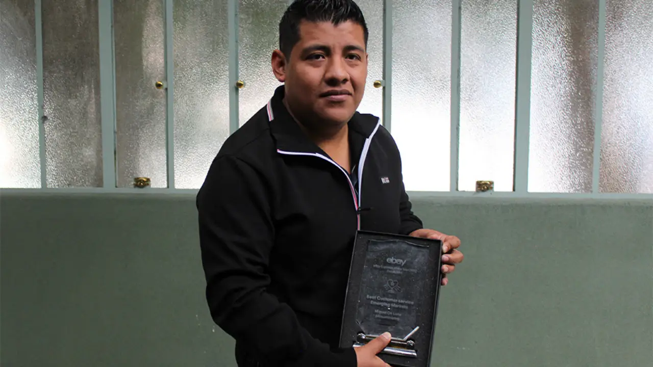 Este joven puso en alto a México en premiación de exportadores en Dubai