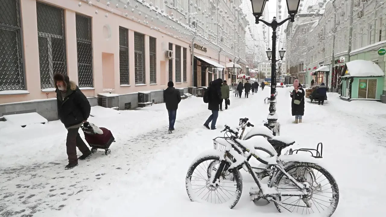 Nevada récord cubre Moscú con un manto de medio metro de nieve