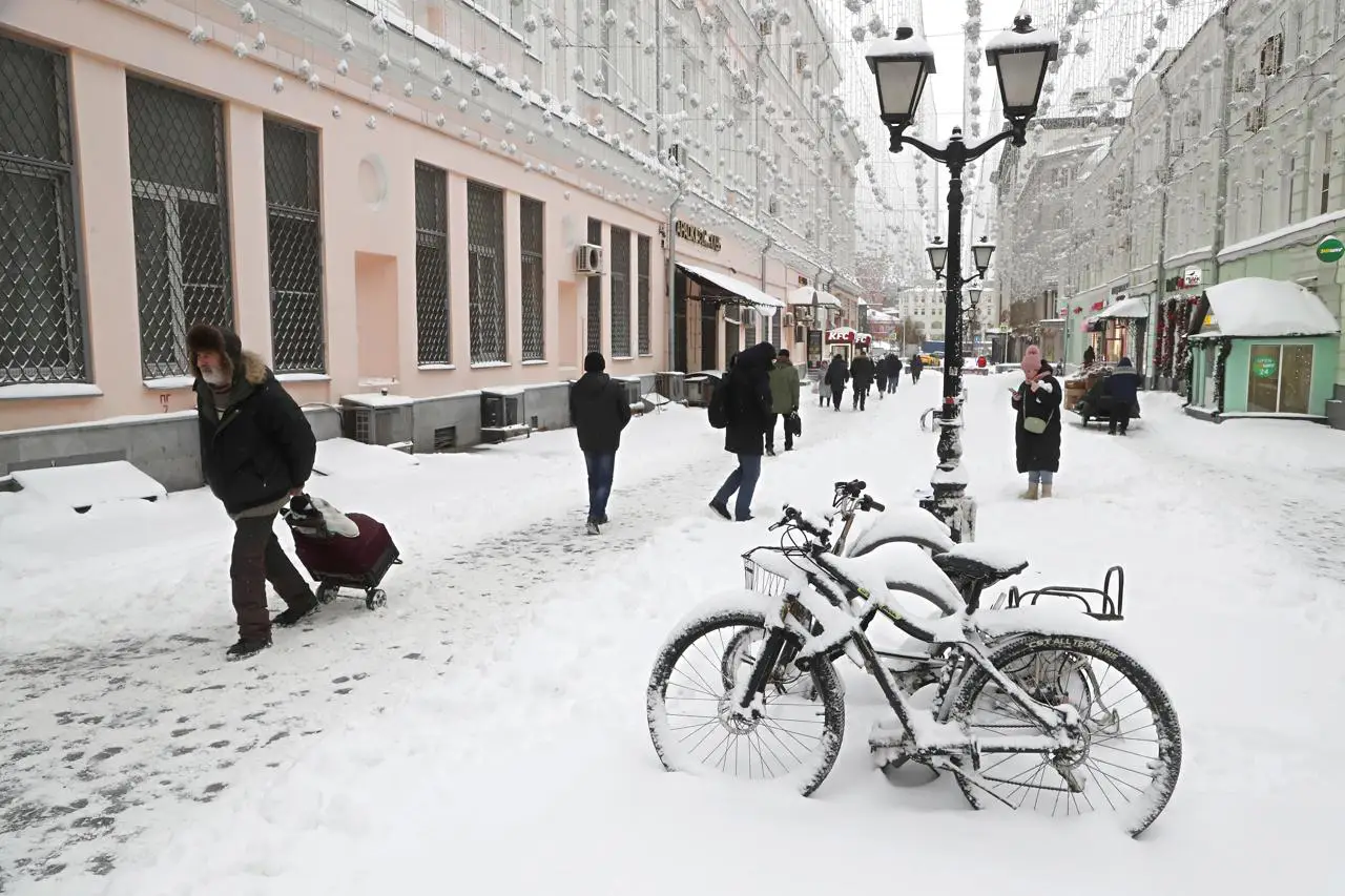 Nevada récord cubre Moscú con un manto de medio metro de nieve