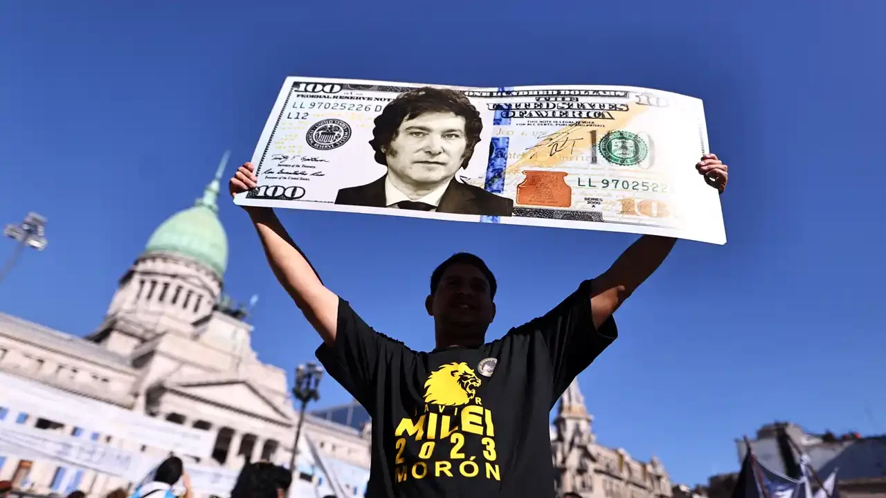Escasez de pesos incentiva venta de dólares en Argentina tras reciente liberación cambiaria