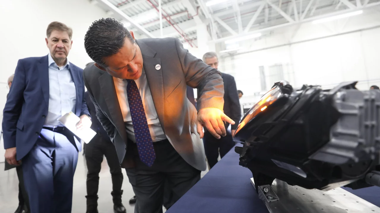 Invierten 100 mde y planean contratar a más de 2,300 personas en planta de faros en Silao