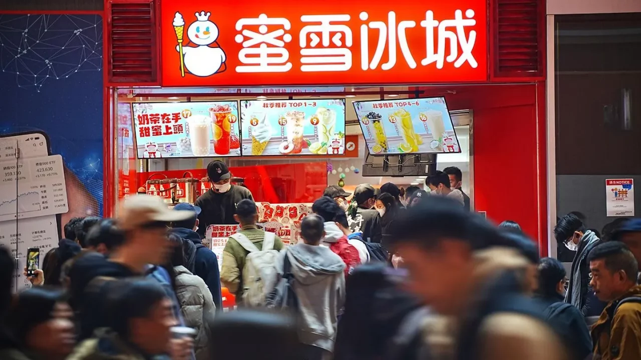 Cómo dos hermanos chinos se hicieron multimillonarios vendiendo té de burbujas de un dólar