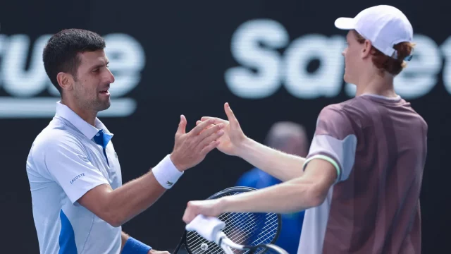 El italiano Jannik Sinner saluda al serbio Novak Djokovic tras la victoria en la semifinal individual masculina. FOTO AFP VÍA GETTY IMAGES