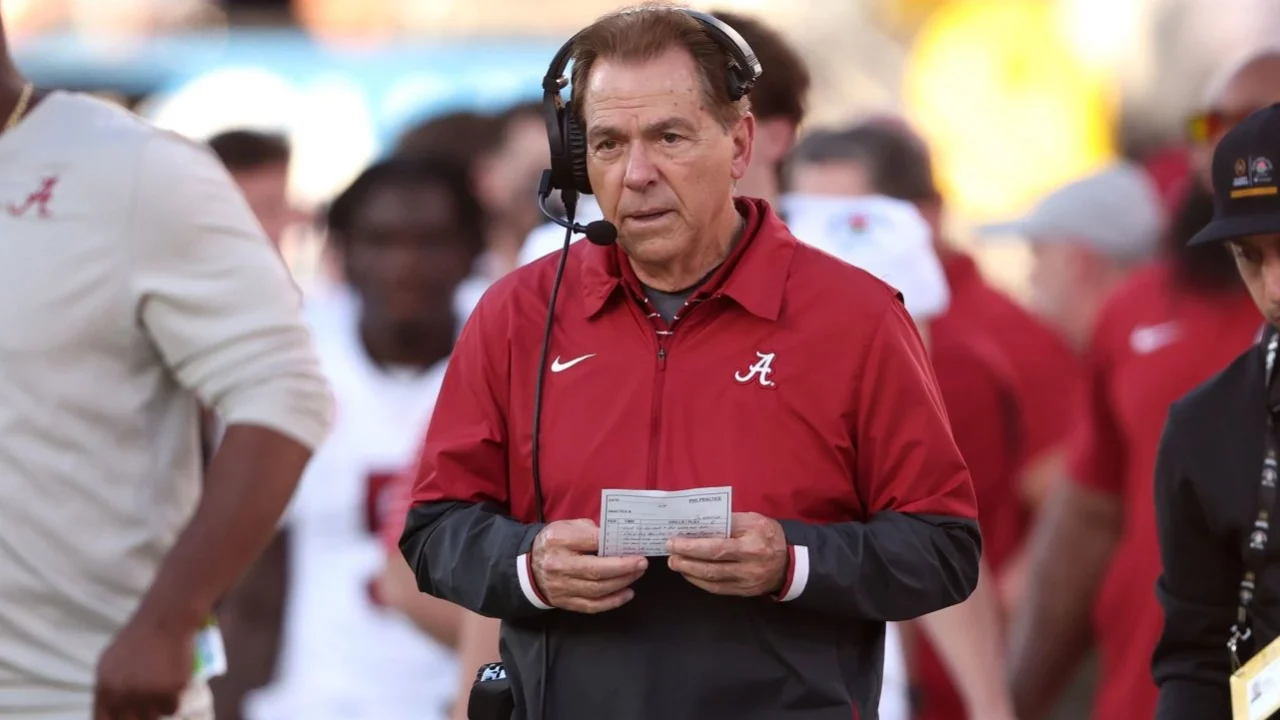 Las ganancias de Nick Saban en sus 51 años de carrera como entrenador de futbol americano