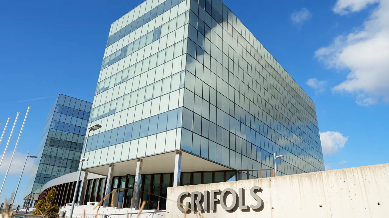 Acciones de farmacéutica Grifols caen hasta 40% tras acusación de fraude