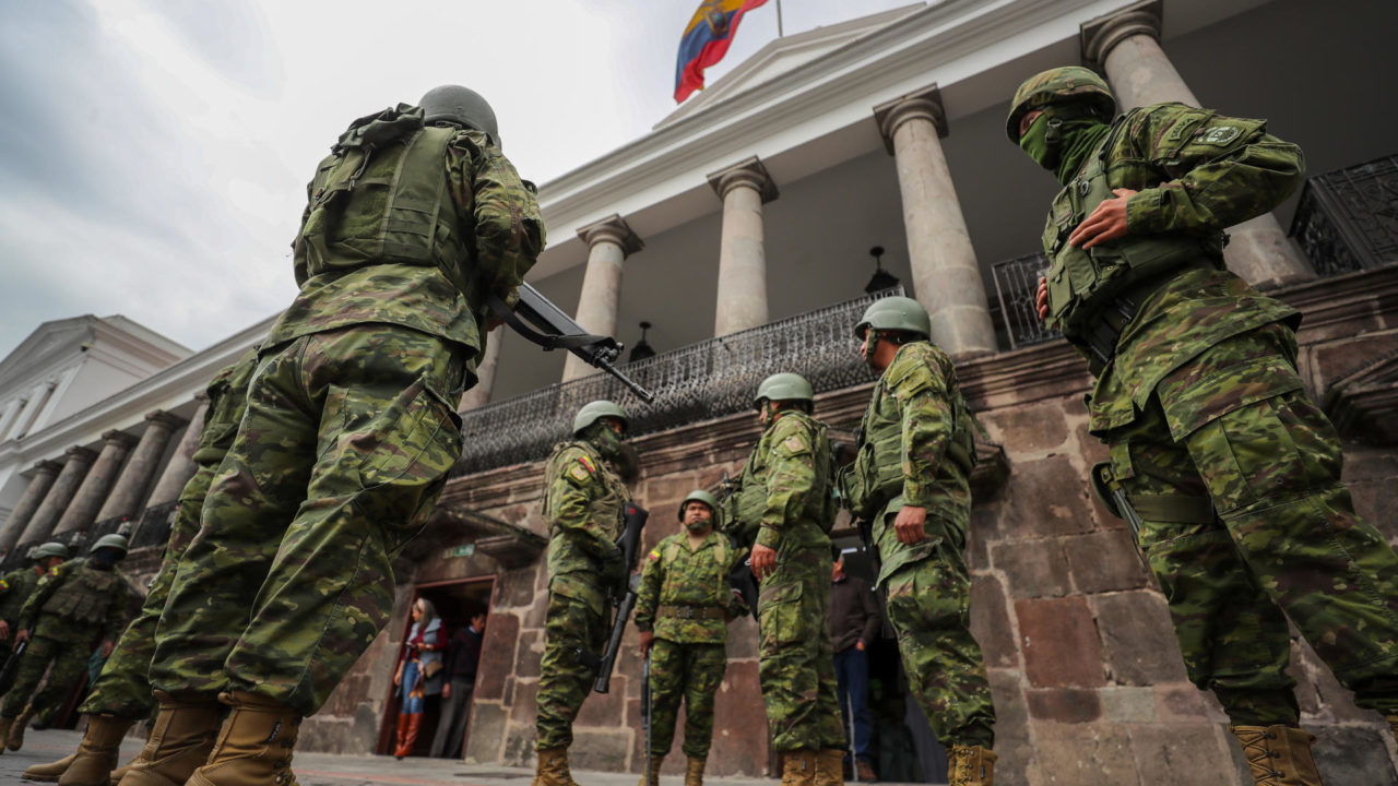 Fuerte resguardo del Palacio de Gobierno simboliza un Ecuador militarizado