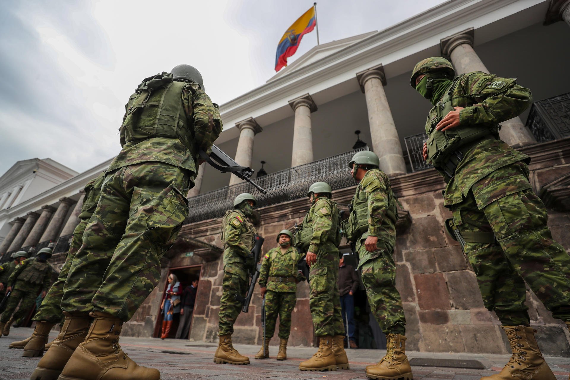 Fuerte resguardo del Palacio de Gobierno simboliza un Ecuador militarizado
