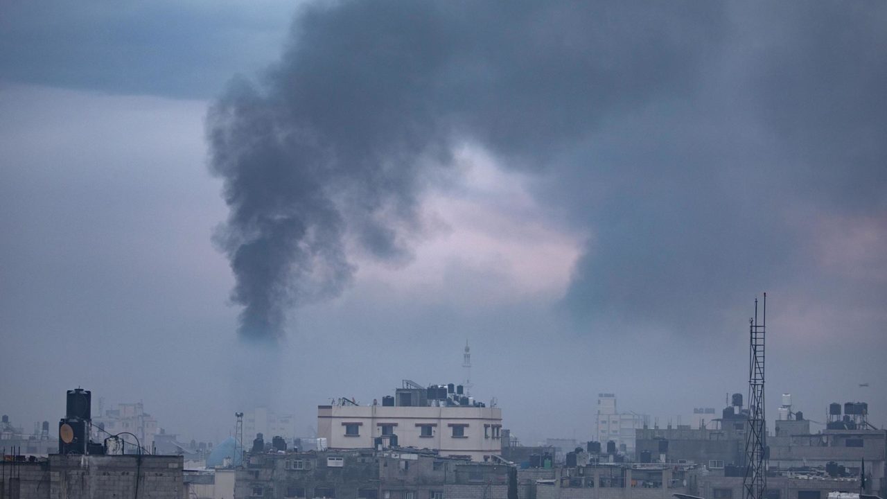 Continúa incertidumbre sobre respuesta de Israel a Irán, tras un día de bombardeos en Gaza