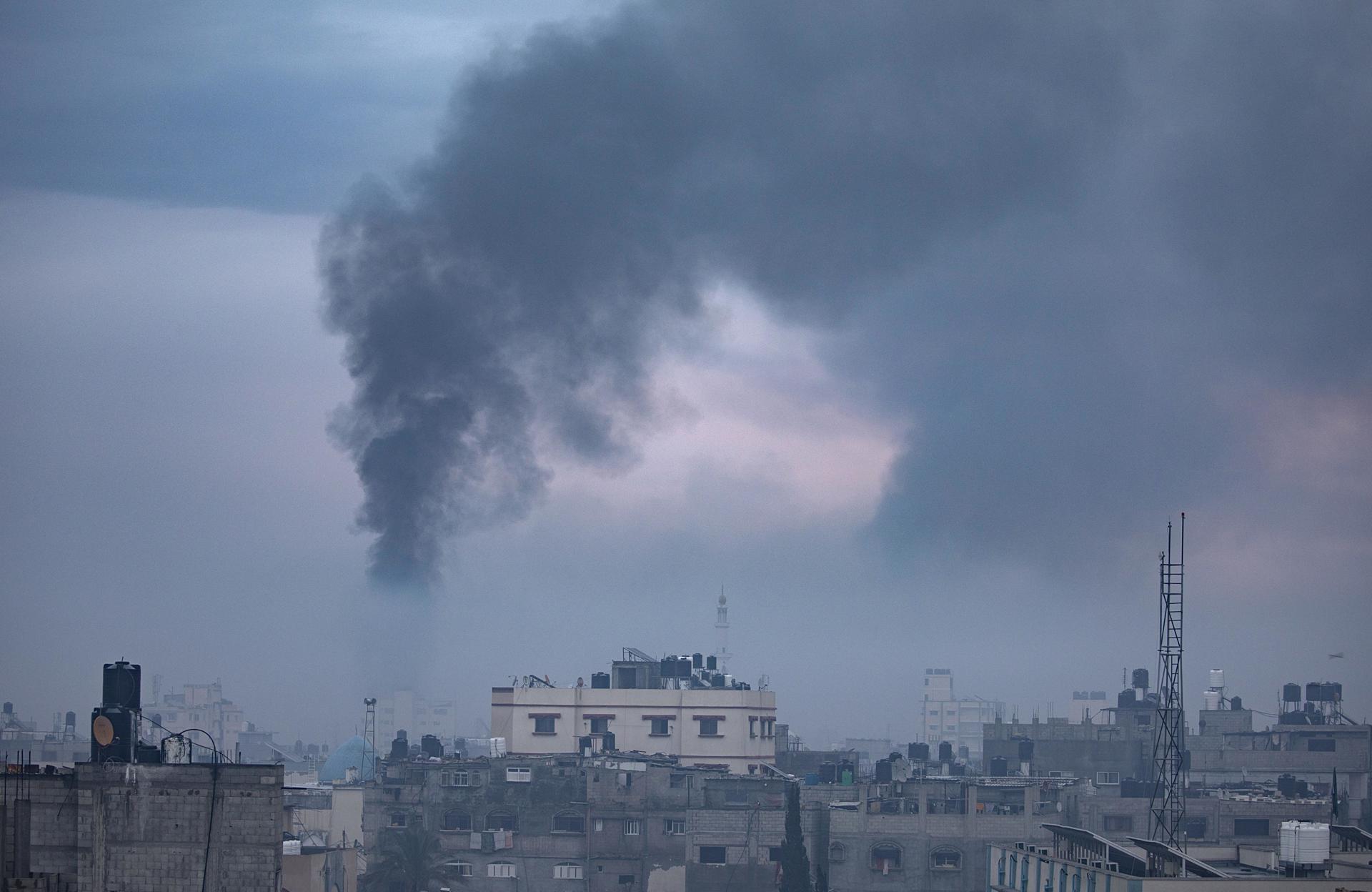 Muertos en Gaza alcanzan casi los 33,800 tras intensos bombardeos de Israel en último día