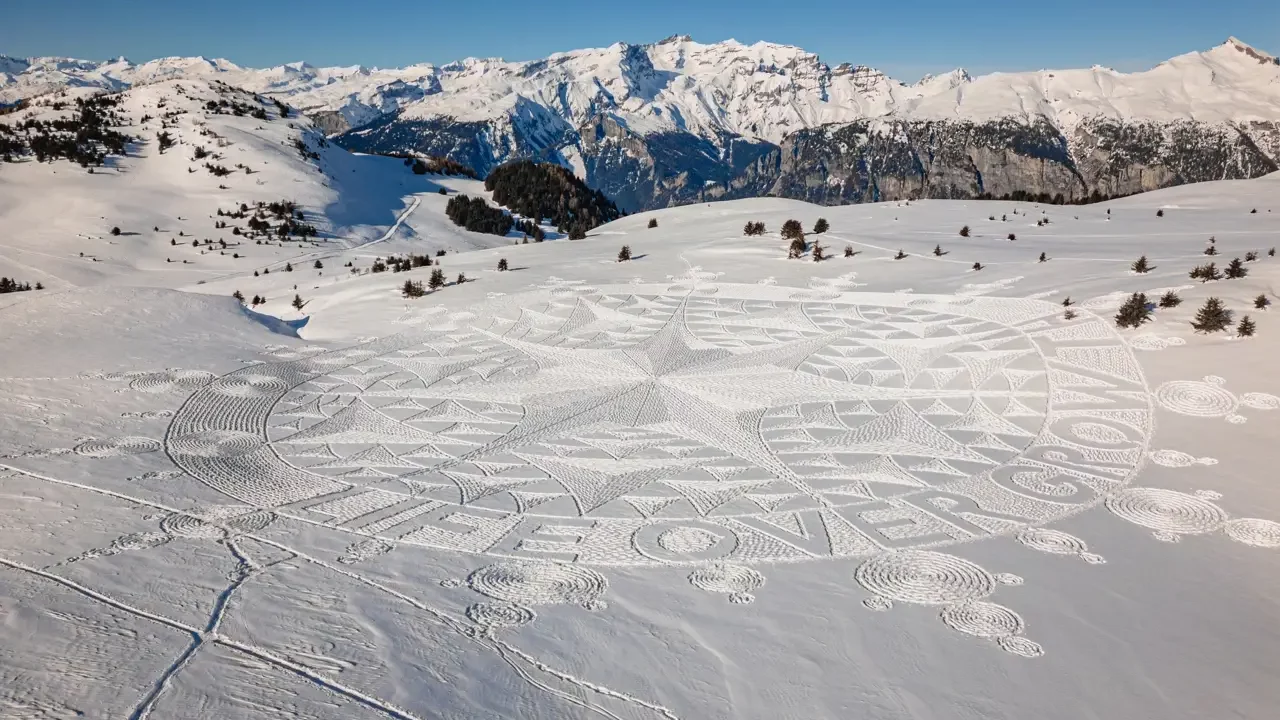 Un gigantesco dibujo en la nieve de Greenpeace protesta contra las ideas del Foro de Davos