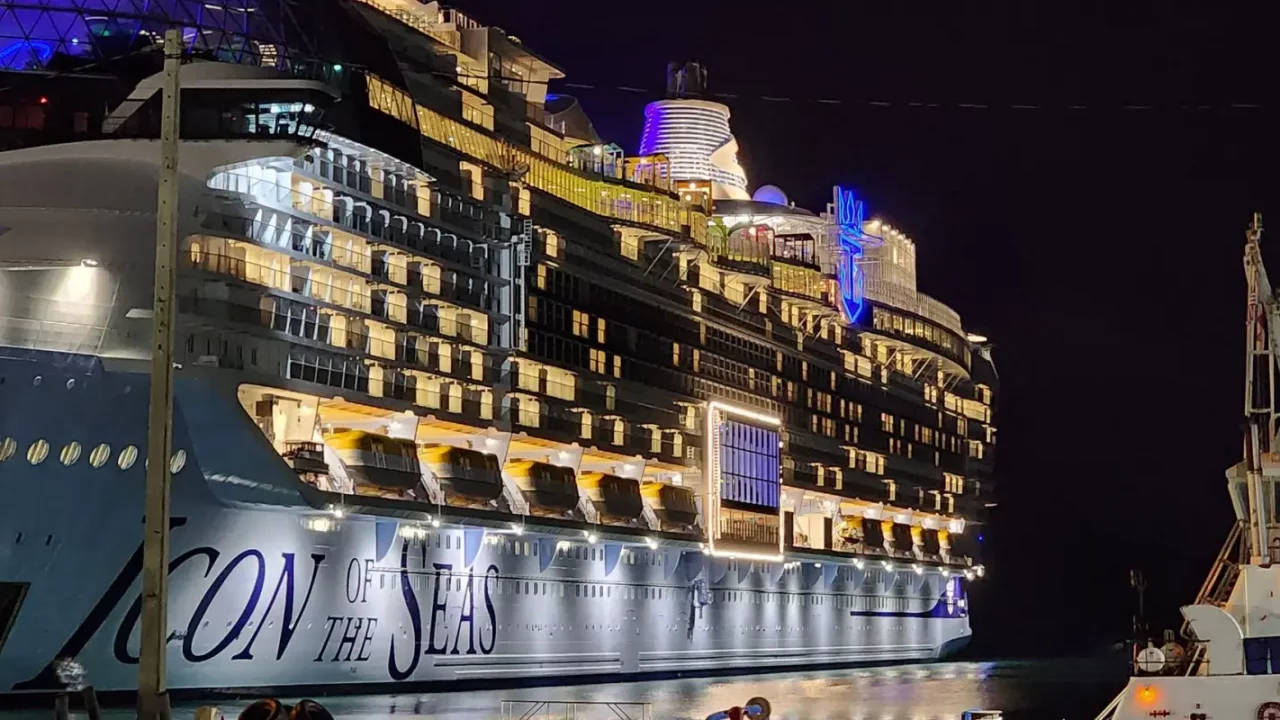 El ‘Icon of the Seas’, el crucero más grande del mundo, llega a Miami para su inauguración