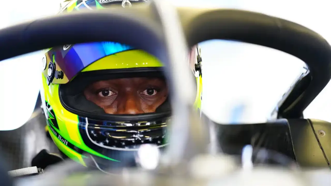 Usain Bolt halla algo más rápido él: maneja un auto de la Fórmula E en México