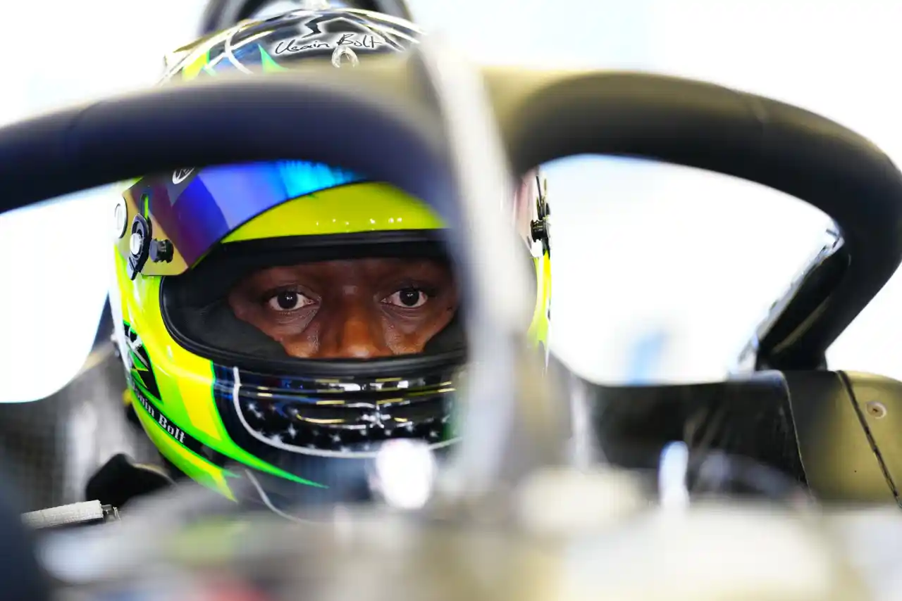 Usain Bolt halla algo más rápido él: maneja un auto de la Fórmula E en México