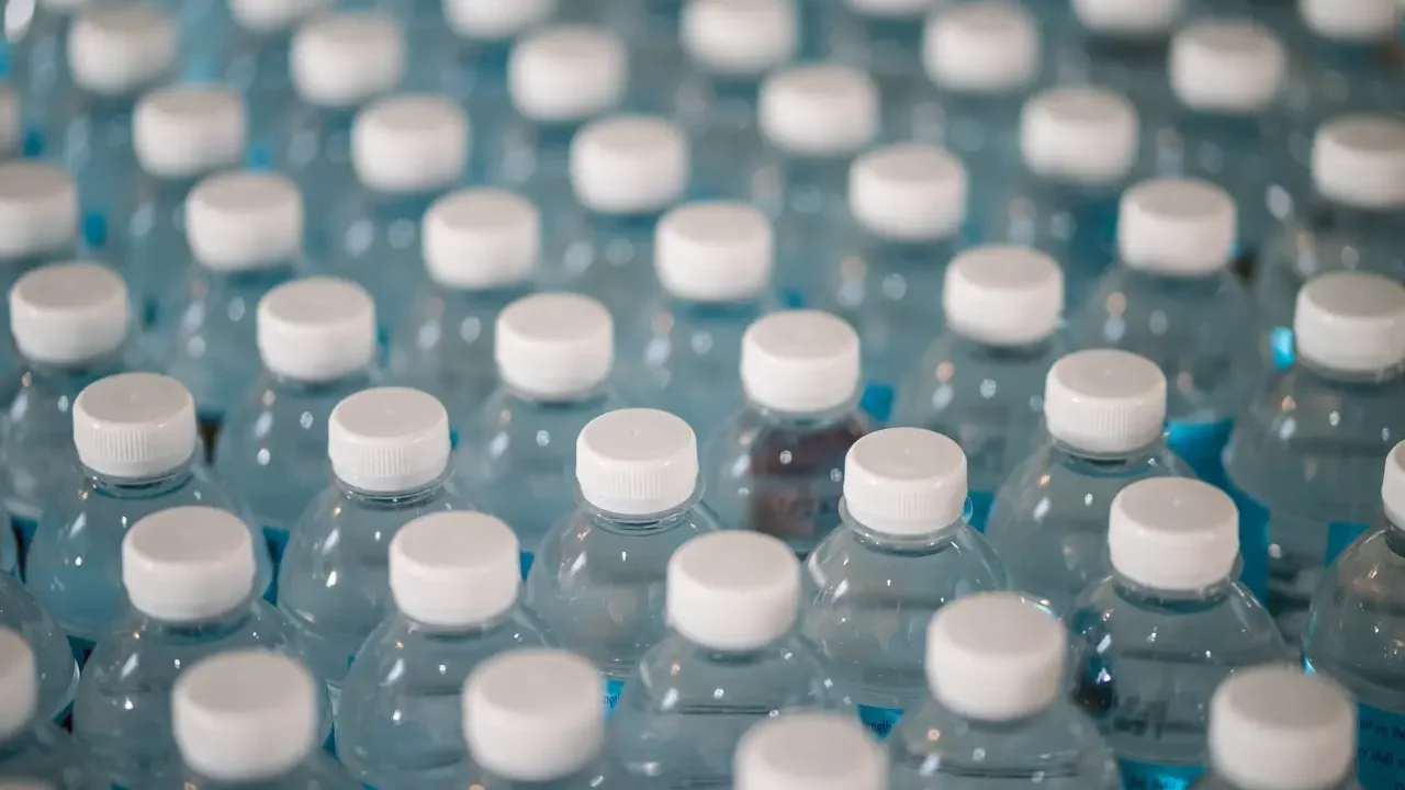Estudio alerta que las botellas de plástico contienen miles de nanopartículas capaces de infiltrarse en las células