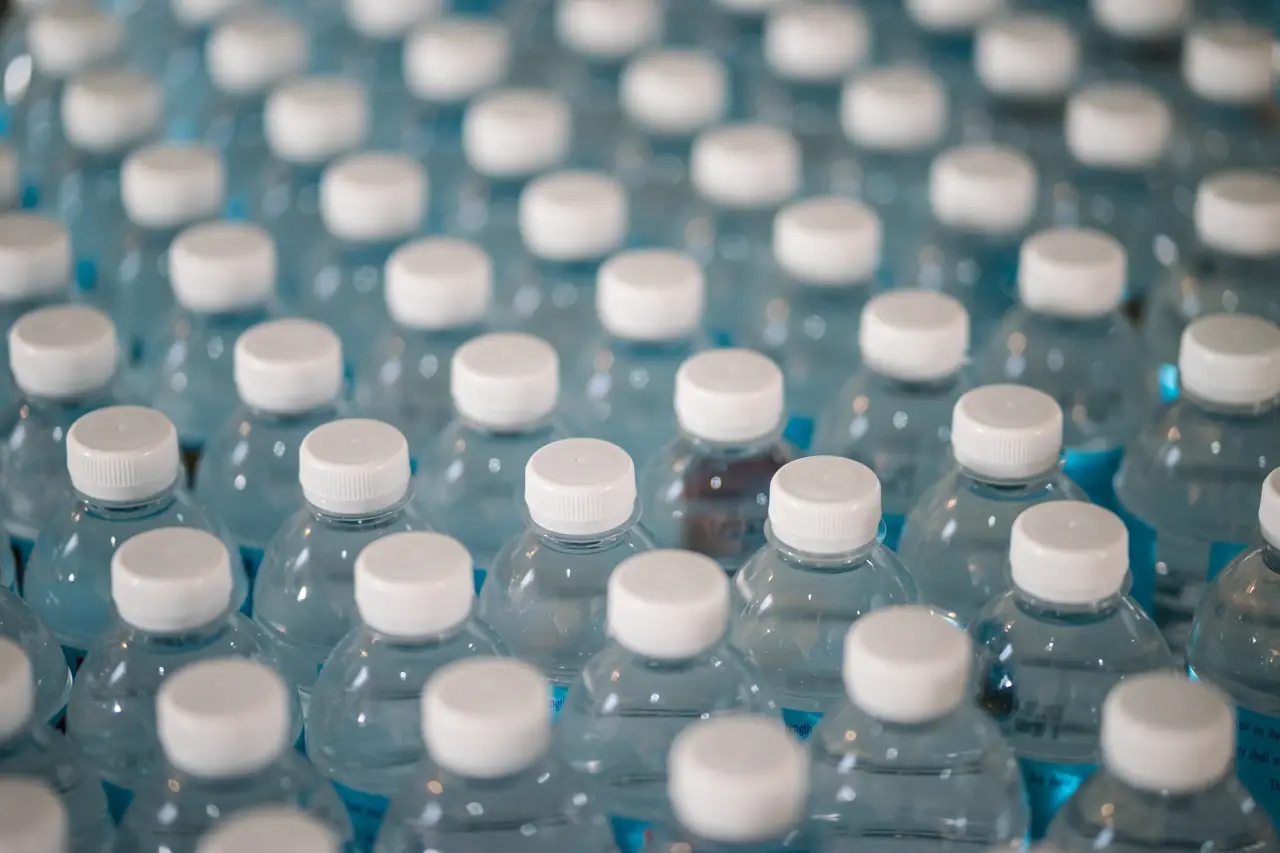 Estudio alerta que las botellas de plástico contienen miles de nanopartículas capaces de infiltrarse en las células