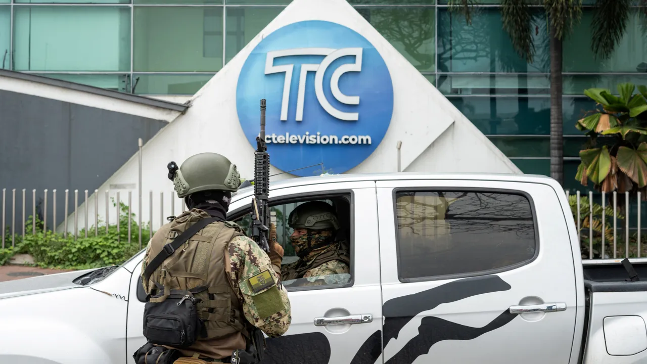 Diálogo evitó tragedia en asalto a canal de TV en Ecuador: policía