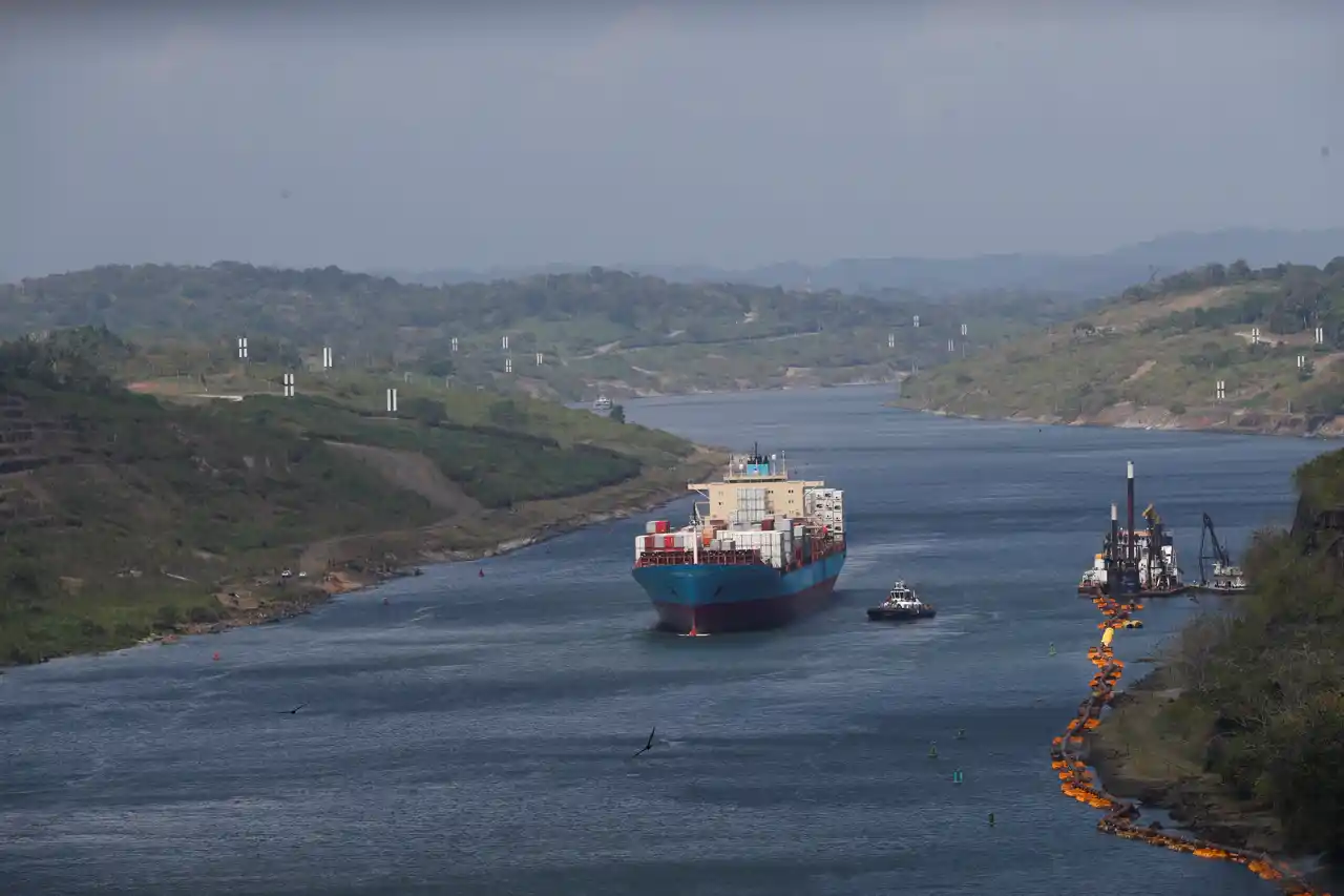 Sostenibilidad del canal de Panamá, reto de la nueva generación de panameños