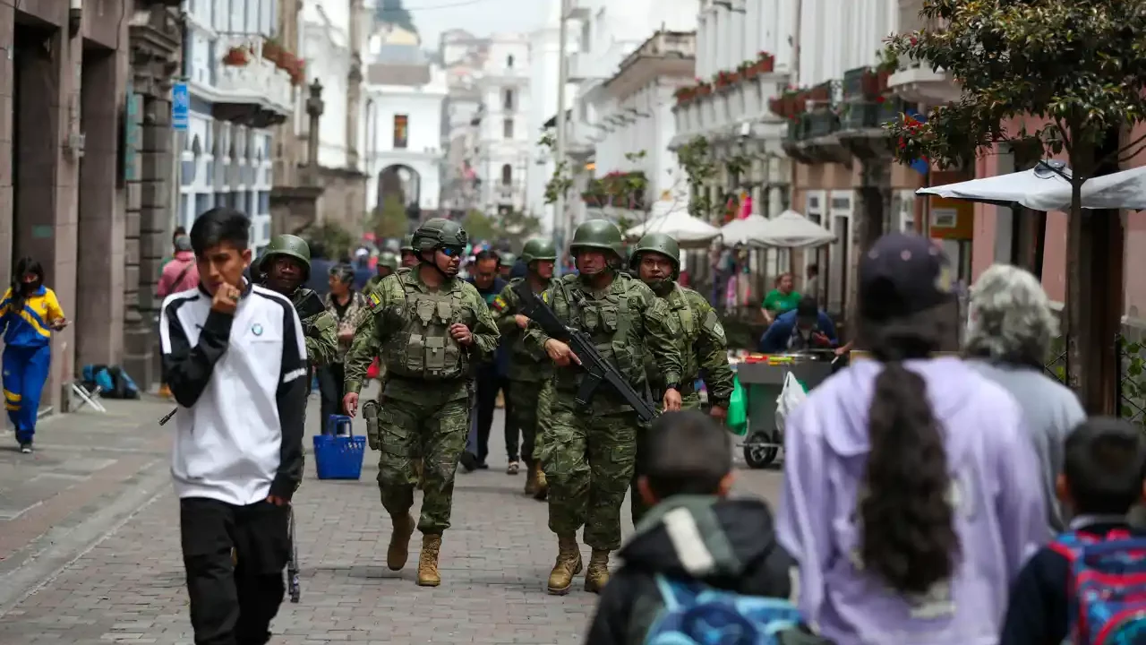 Presidente de Ecuador declara conflicto armado interno y pide acción militar