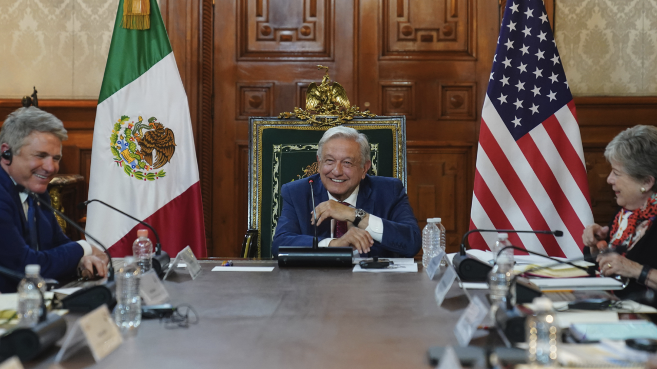 AMLO se reúne con congresistas de EU para abordar temas transfronterizos