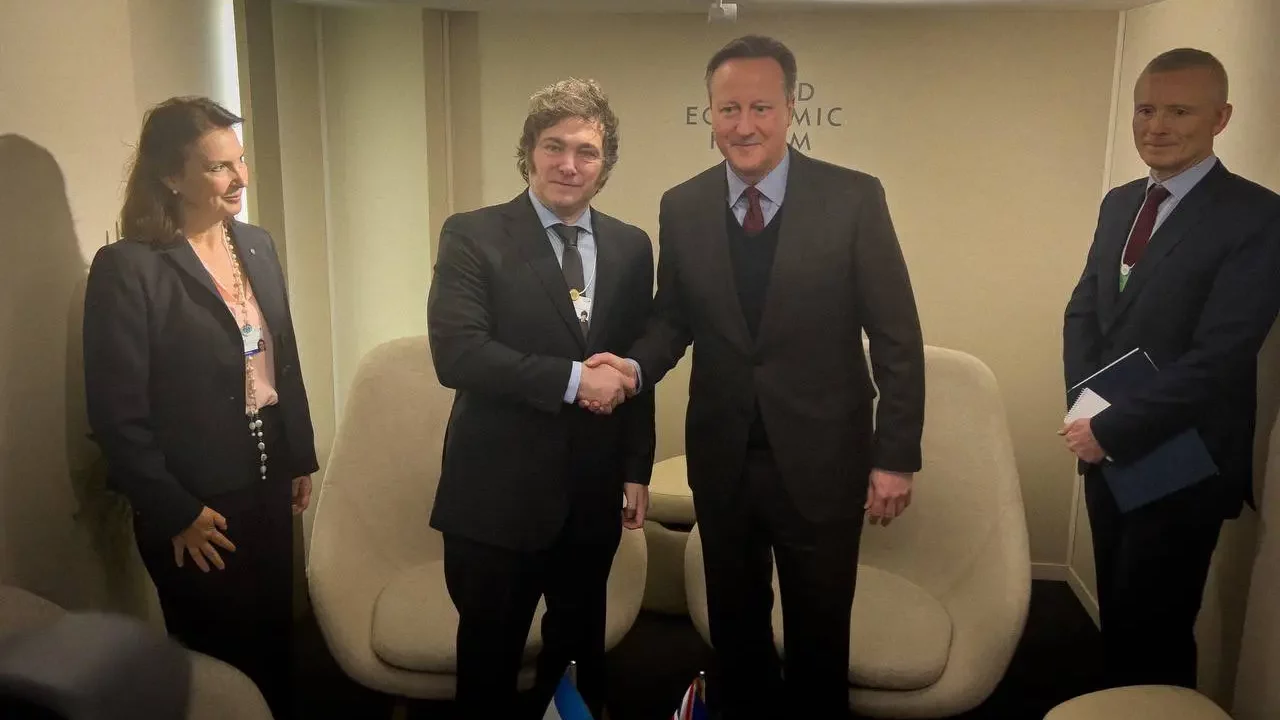 Milei y Cameron discuten el tema de las Islas Malvinas en su encuentro en el Foro de Davos