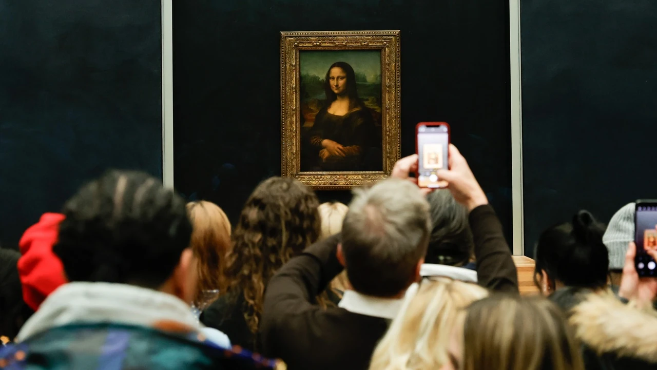 Dos activistas climáticas arrojan sopa sobre ‘La Mona Lisa’