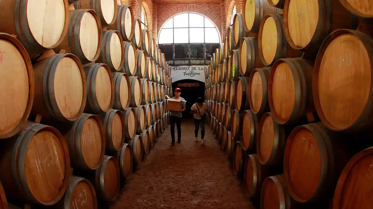 Importaciones de tequila a EU suben ante posibles aranceles de Trump