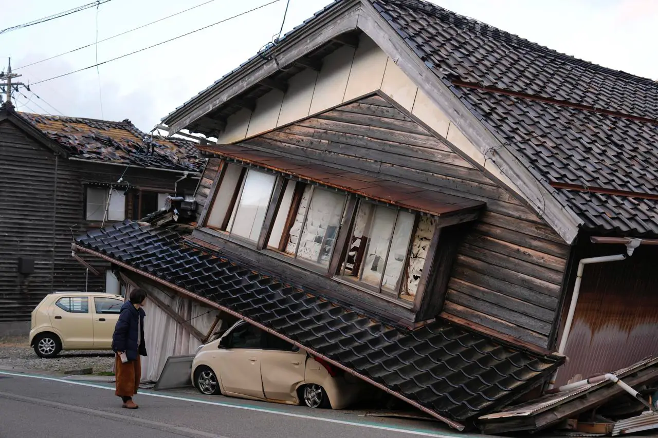 Suman 300 desaparecidos y 168 muertos por terremoto de Japón
