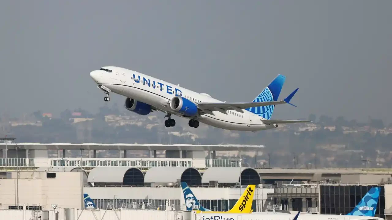 United Airlines ‘resuelve’ problema técnico que provocó un millar de retrasos en EU