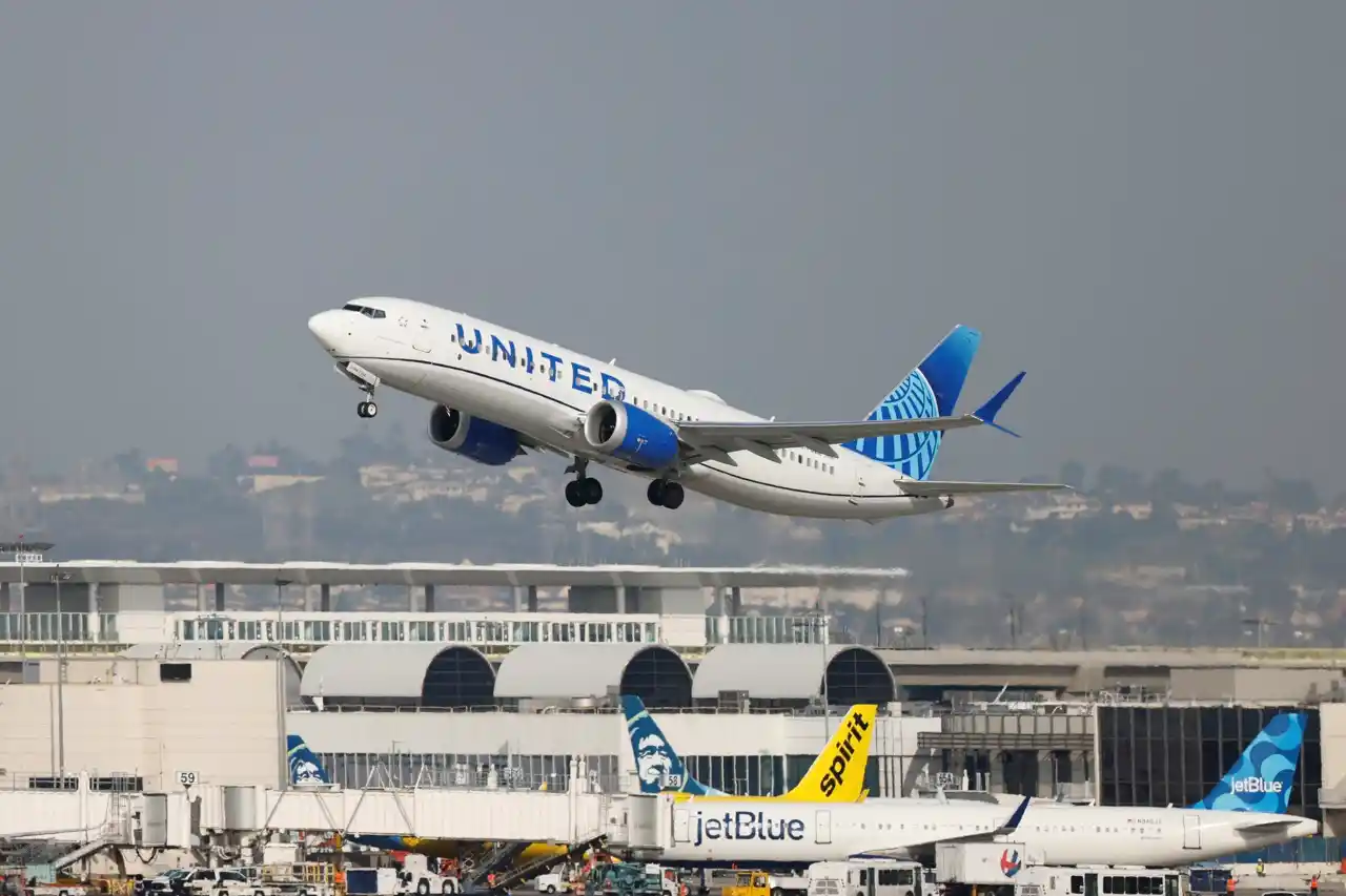 Desvían vuelo de United Airlines por daños en una ala