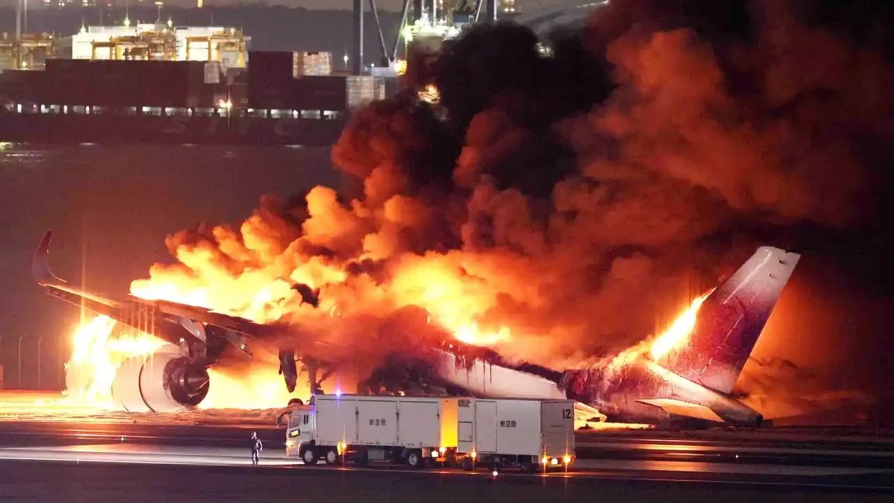 Cancelan más de 200 vuelos tras choque de aviones en Tokio