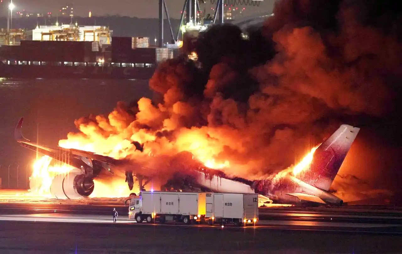 Así fue la milagrosa evacuación del avión accidentado en Tokio