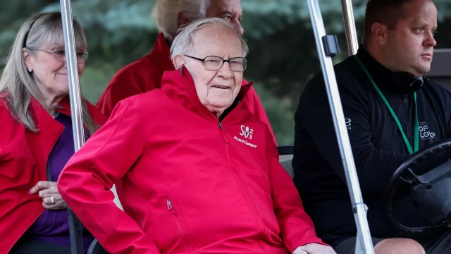 El director ejecutivo de Berkshire Hathaway, Warren Buffett, fotografiado aquí en junio, dice que las formas en que su compañía ganó el mercado probablemente queden en el pasado. IMÁGENES FALSAS
