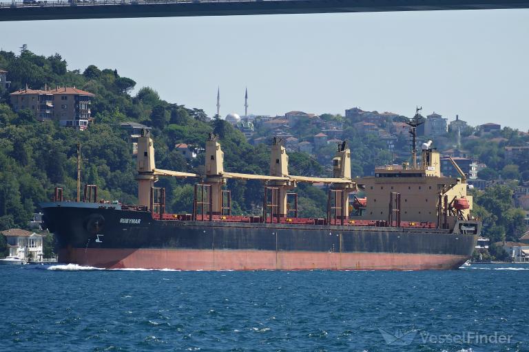 Barco carguero abandonado en el mar Rojo se enfrenta a un destino incierto: fuentes