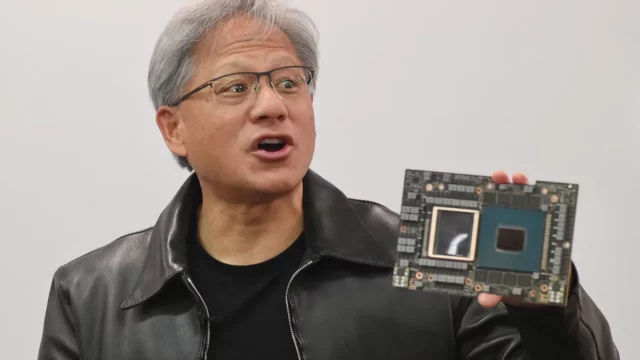 Aquí se muestra al director ejecutivo de Nvidia, Jensen Huang, sosteniendo una CPU diseñada para centros de datos de IA. Las GPU A100 y H100 de la compañía han tenido una demanda aún mayor entre las empresas de inteligencia artificial. AFP A TRAVÉS DE GETTY IMAGES