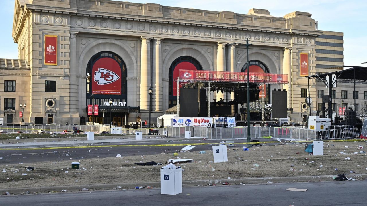 Policía de Kansas City detiene a tres personas tras tiroteo en desfile de celebración por el Super Bowl; una riña fue el origen