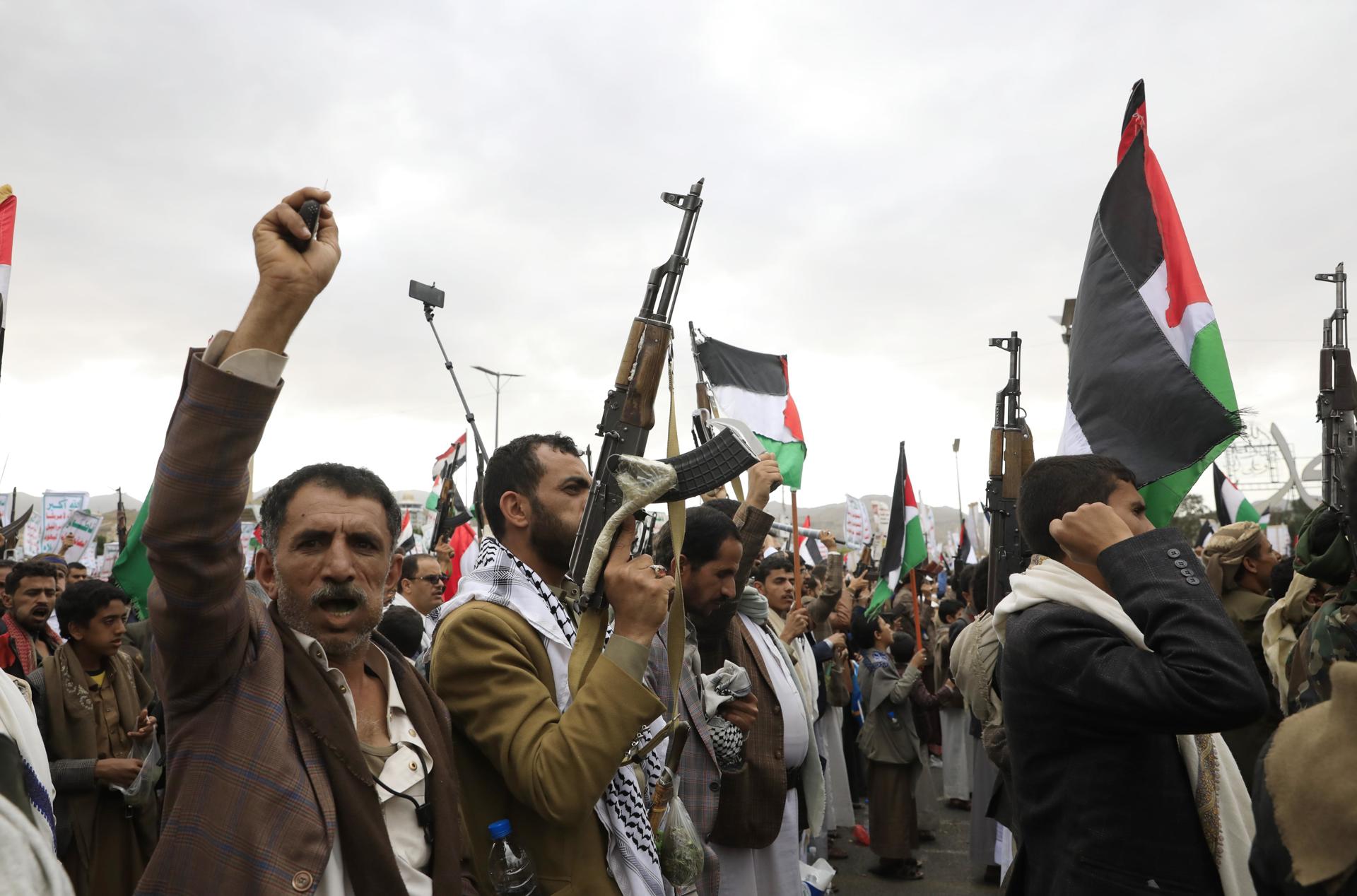 Hutíes de Yemen reivindican ataque a un barco en el golfo de Adén y señalan riesgo de hundimiento