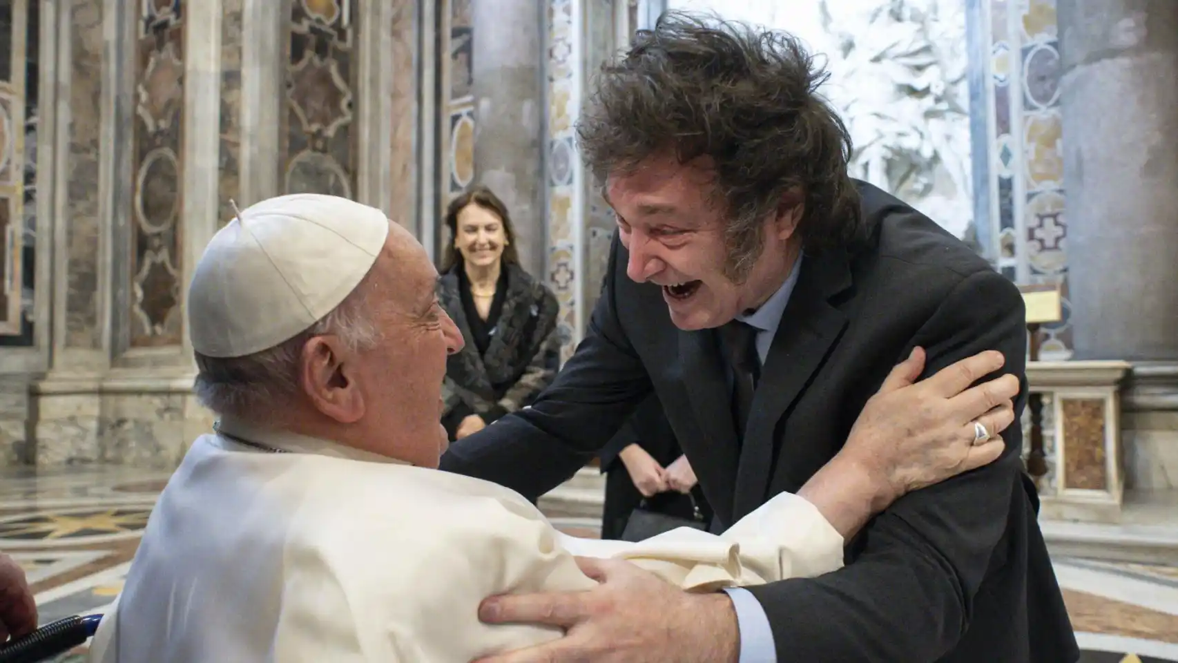 El Papa Francisco abraza a Milei en el Vaticano: ‘¡Te cortaste el pelo!’