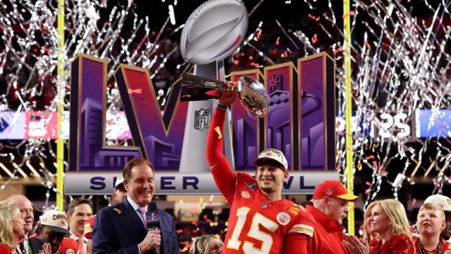 Patrick Mahomes de los Kansas City Chiefs tiene el Trofeo Lombardi después de derrotar a los San Francisco 49ers 25-22 durante el Super Bowl LVIII en el Allegiant Stadium. GETTY