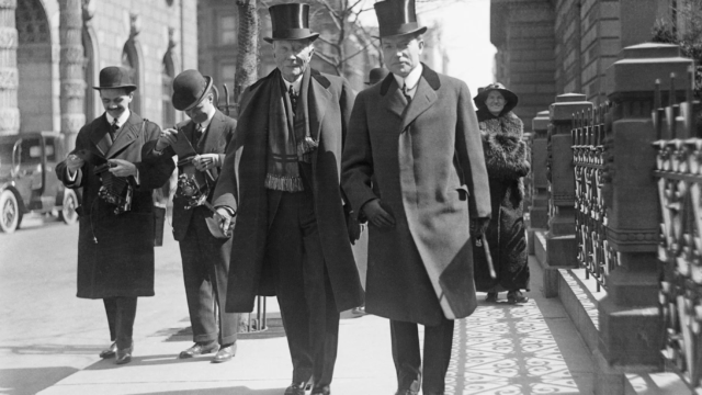John D. Rockefeller Sr. (izquierda) y su hijo John D. Rockefeller Jr. en una fotografía de 1915 tomada en la Quinta Avenida de Manhattan. IMÁGENES BETTMANN/GETTY
