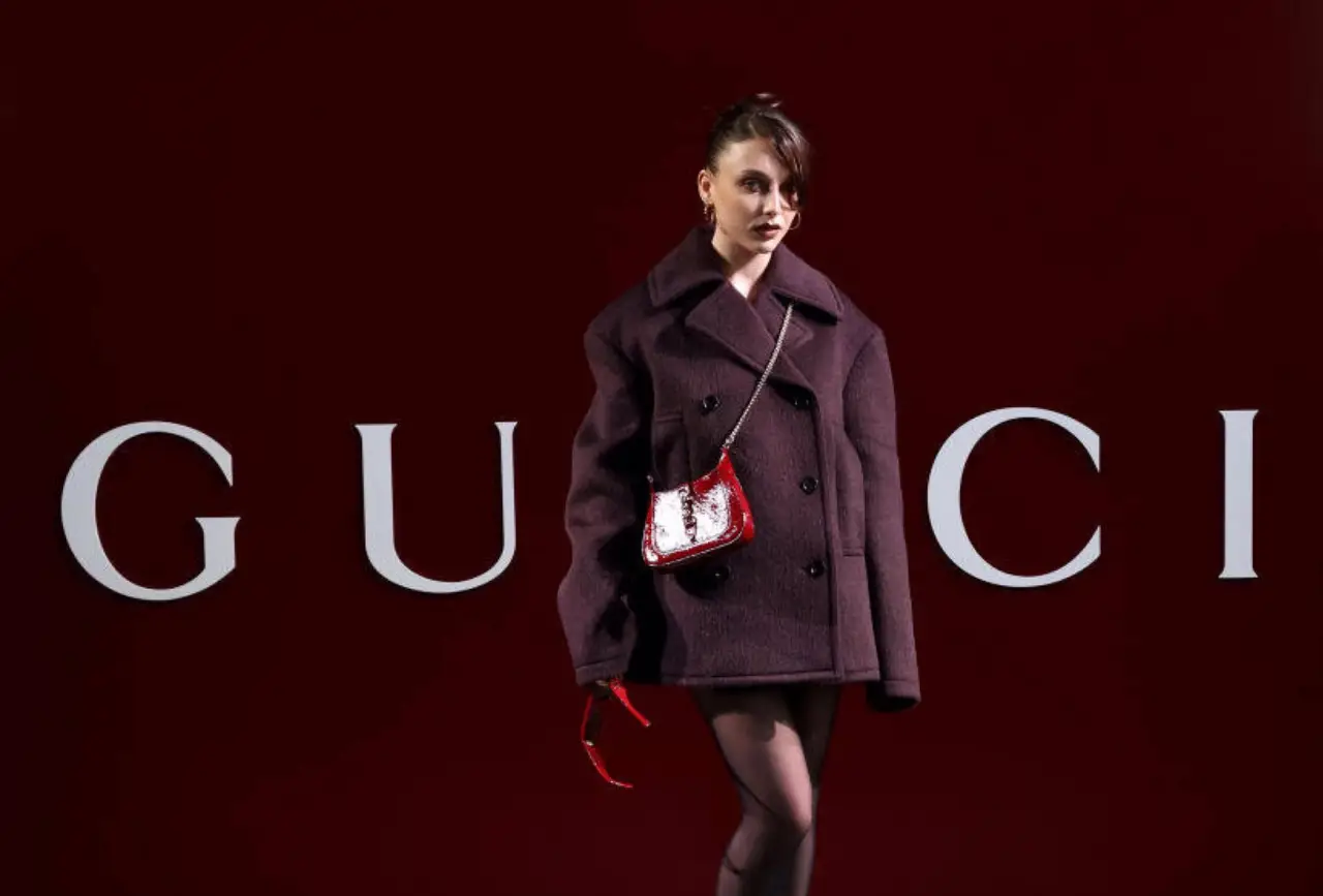 Gucci revela nueva colección femenina durante semana de la moda en Milán