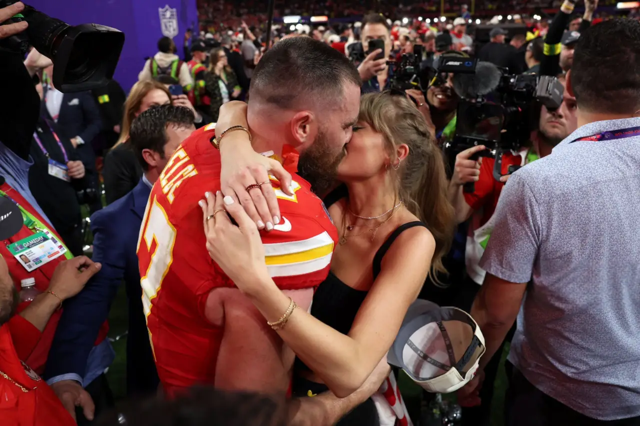 Taylor Swift y Travis Kelce reinan en el Super Bowl. Noticias en tiempo real
